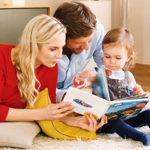 Familie liest zusammen